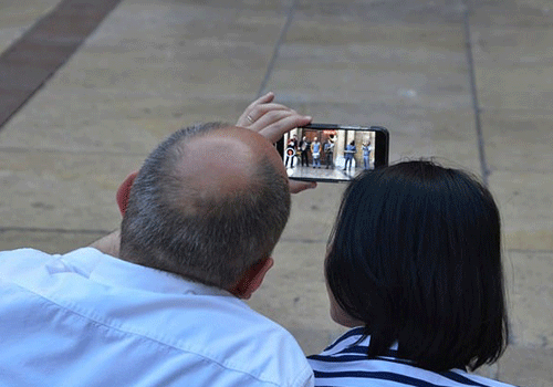 homem e mulher assistindo TV por meio aplicativos de televisão para celular