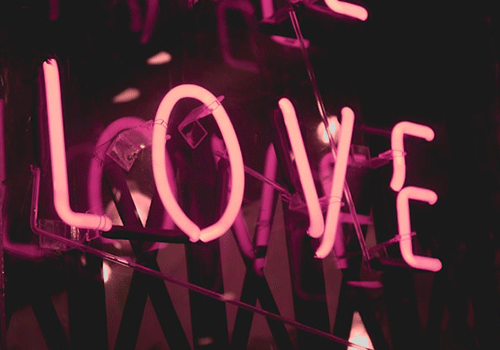 letreiro rosa neon escrito LOVE